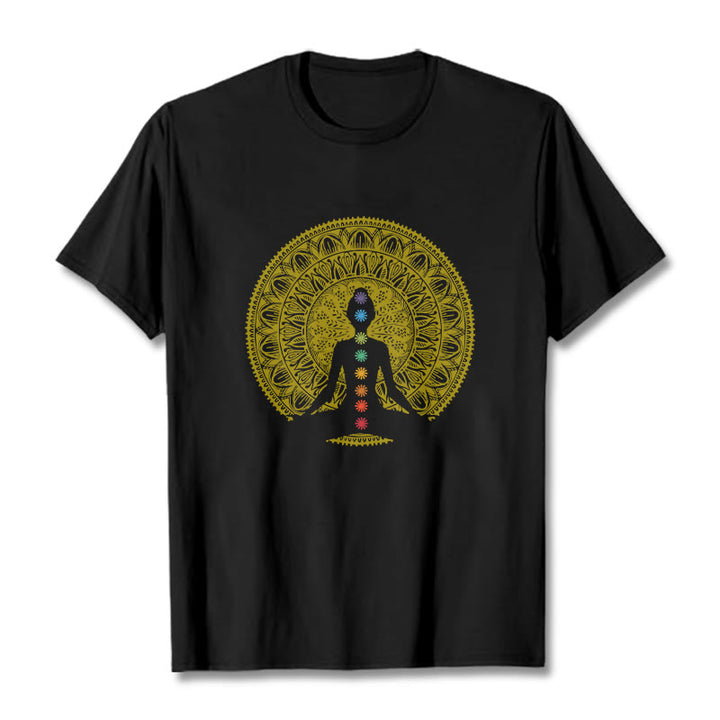 Buddha Stones Maglietta casual in cotone con motivo a figure meditative dorate e simboli dei chakra colorati - Nero - 2XL - image 1