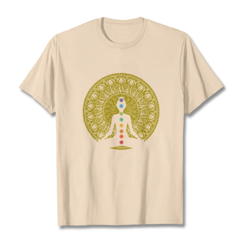 Buddha Stones Maglietta casual in cotone con motivo a figure meditative dorate e simboli dei chakra colorati - Biscotto - 2XL - image 9