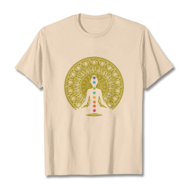 Buddha Stones Maglietta casual in cotone con motivo a figure meditative dorate e simboli dei chakra colorati - Biscotto - 2XL - image 9