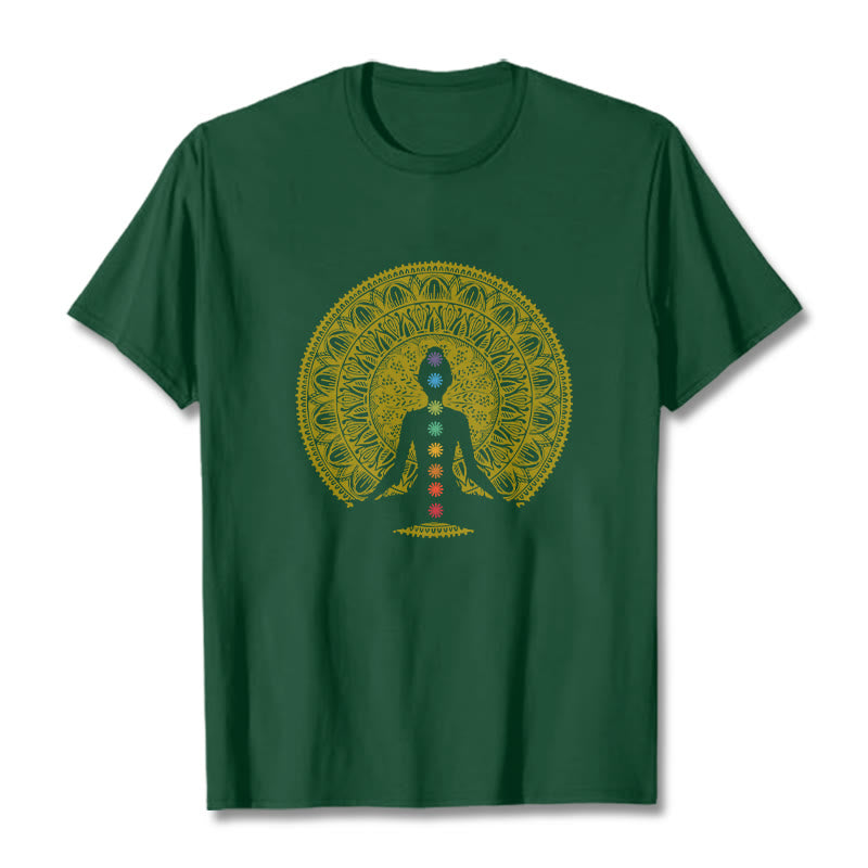Buddha Stones Maglietta casual in cotone con motivo a figure meditative dorate e simboli dei chakra colorati - Verde foresta - 2XL - image 11