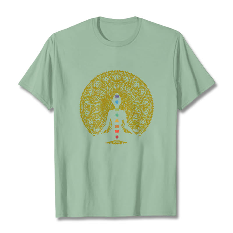 Buddha Stones Maglietta casual in cotone con motivo a figure meditative dorate e simboli dei chakra colorati - Verde pallido - 2XL - image 15