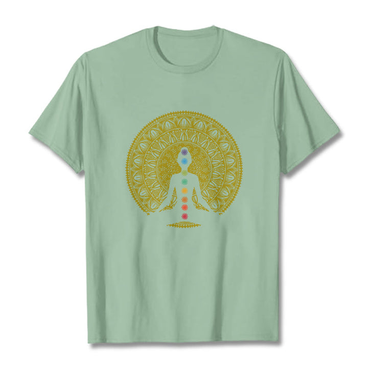 Buddha Stones Maglietta casual in cotone con motivo a figure meditative dorate e simboli dei chakra colorati - Verde pallido - 2XL - image 15