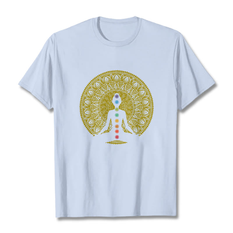 Buddha Stones Maglietta casual in cotone con motivo a figure meditative dorate e simboli dei chakra colorati - Ciano chiaro - 2XL - image 19