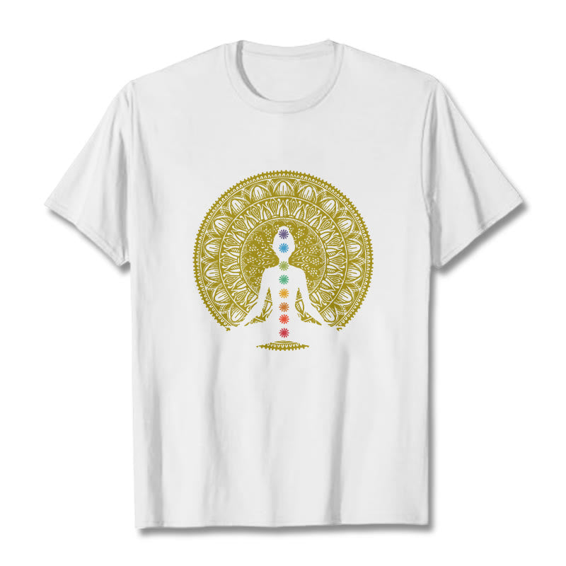 Buddha Stones Maglietta casual in cotone con motivo a figure meditative dorate e simboli dei chakra colorati - Bianco - 2XL - image 6
