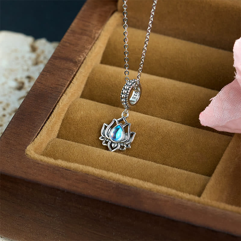Collana con ciondolo curativo in pietra di luna con design a loto in argento sterling 925 Buddha Stones - image 2
