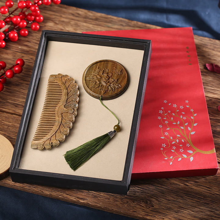 Pettine lenitivo inciso con fiore di loto, farfalla di pavone, legno di sandalo verde naturale