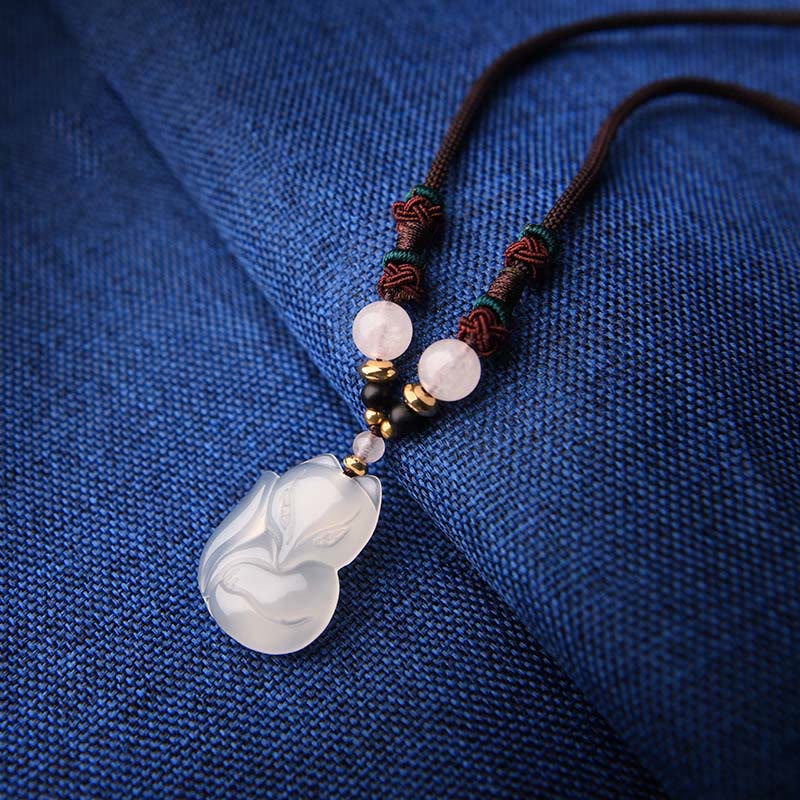 Collana con ciondolo in corda dell'armonia con perline di cristallo rosa di volpe e calcedonio Buddha Stones
