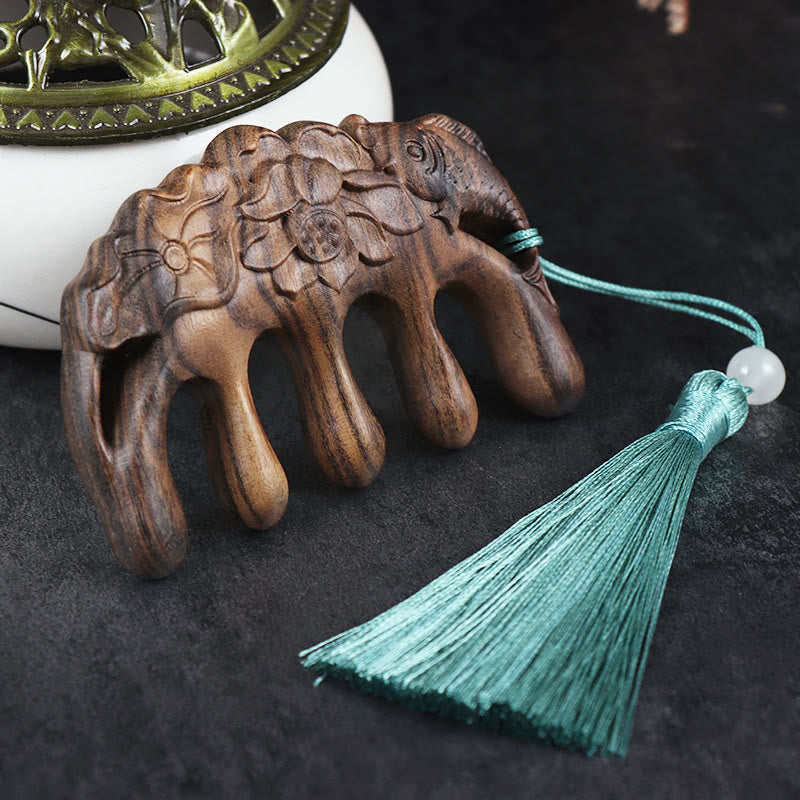 Pettine con nappa lenitiva inciso con fiori di prugna, fiori di loto e pesce koi in legno di sandalo verde