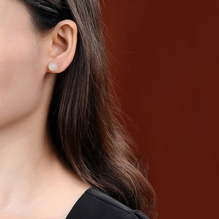 Orecchini a bottone rotondi in giada bianca con Buddha Stones in argento sterling 925