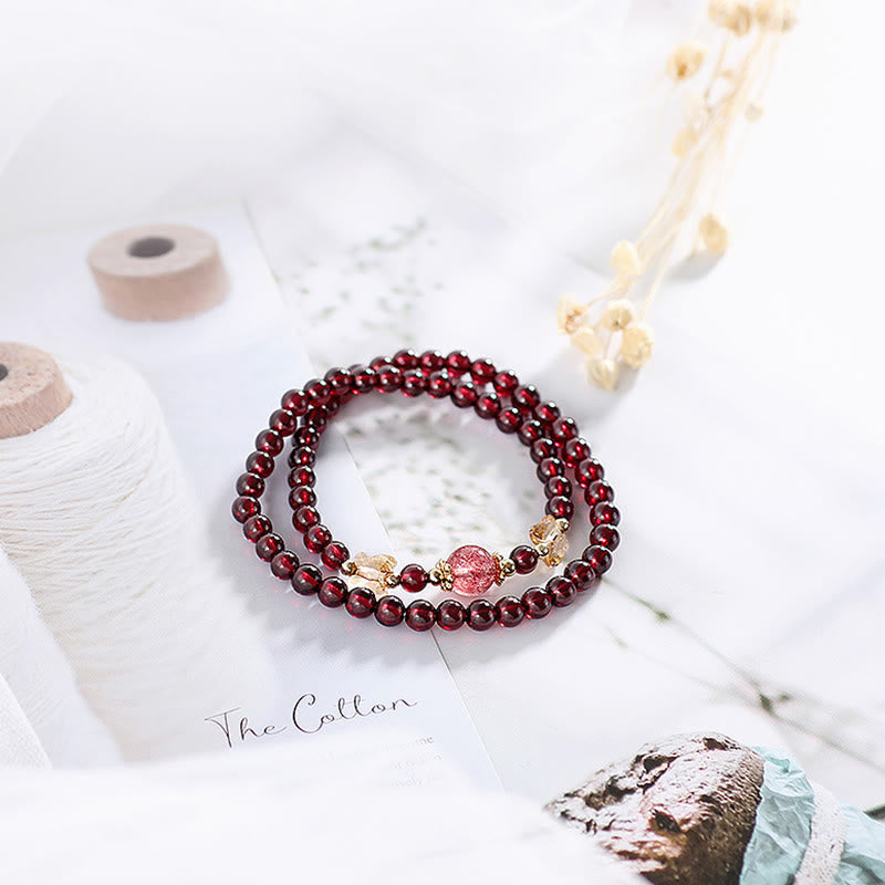 Bracciale Buddha Stones placcato oro 14K con protezione a farfalla in quarzo fragola granato naturale a doppio giro