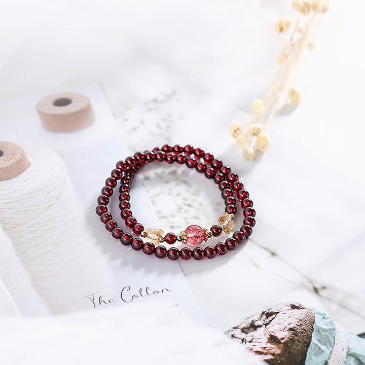 Bracciale Buddha Stones placcato oro 14K con protezione a farfalla in quarzo fragola granato naturale a doppio giro