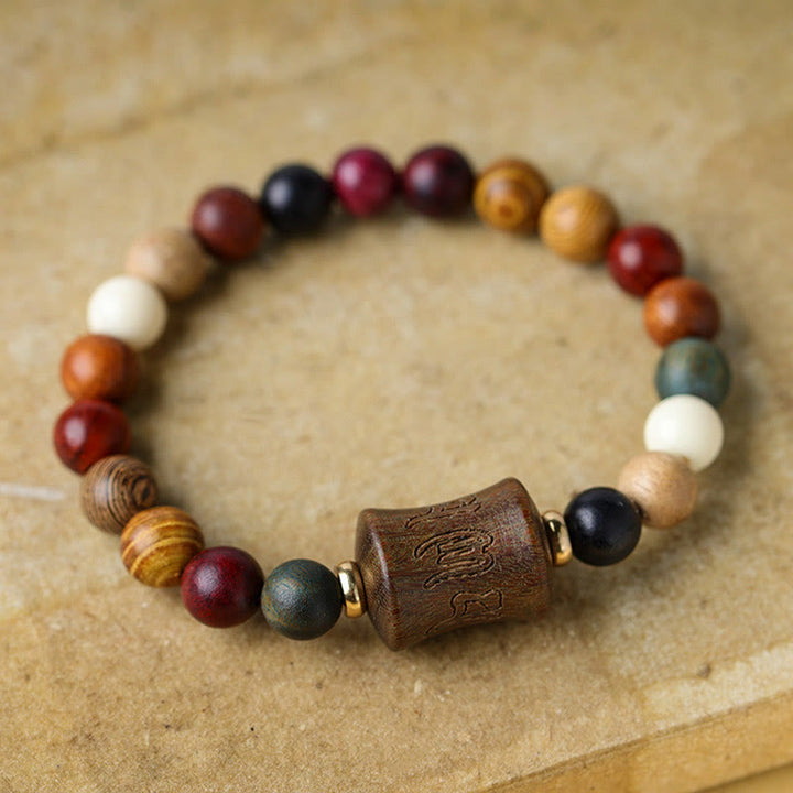 Braccialetto di protezione multicolore in legno di sandalo tibetano Om Mani Padme Hum