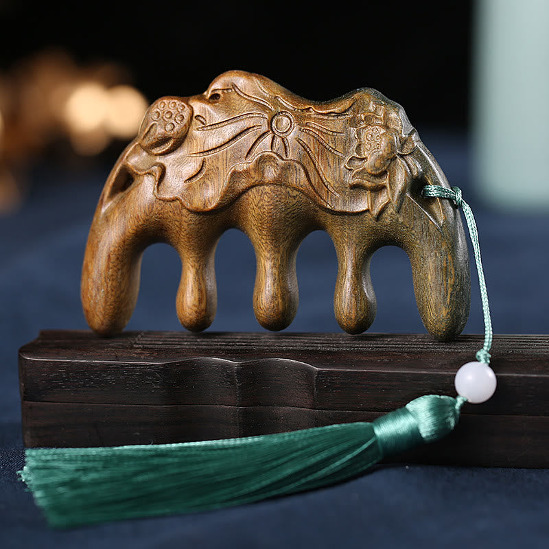 Pettine con nappa lenitiva inciso con fiori di prugna, fiori di loto e pesce koi in legno di sandalo verde