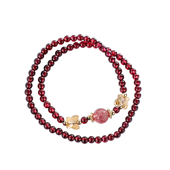 Bracciale Buddha Stones placcato oro 14K con protezione a farfalla in quarzo fragola granato naturale a doppio giro