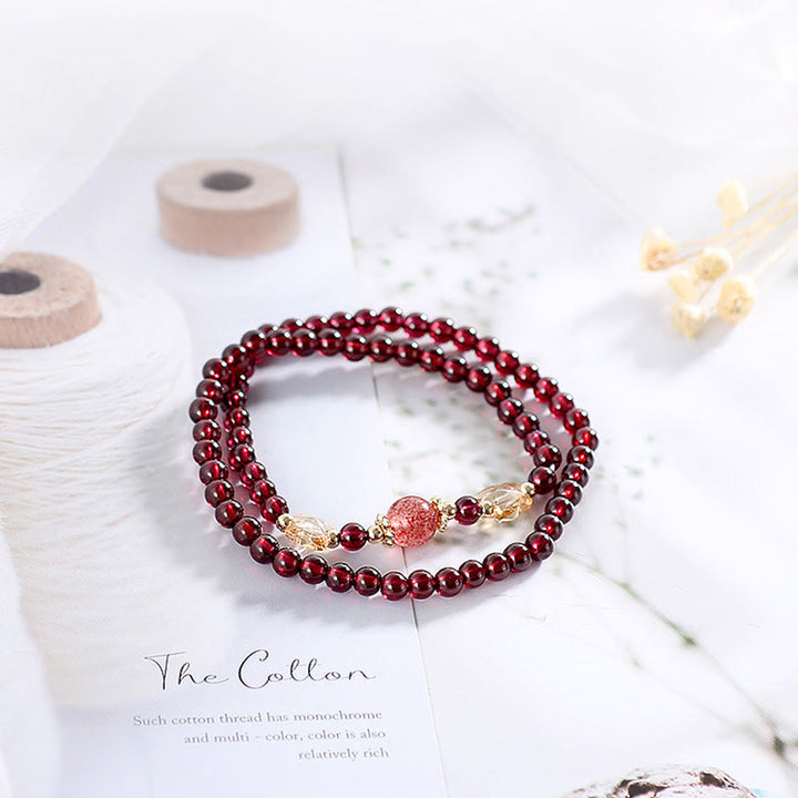 Bracciale Buddha Stones placcato oro 14K con protezione a farfalla in quarzo fragola granato naturale a doppio giro