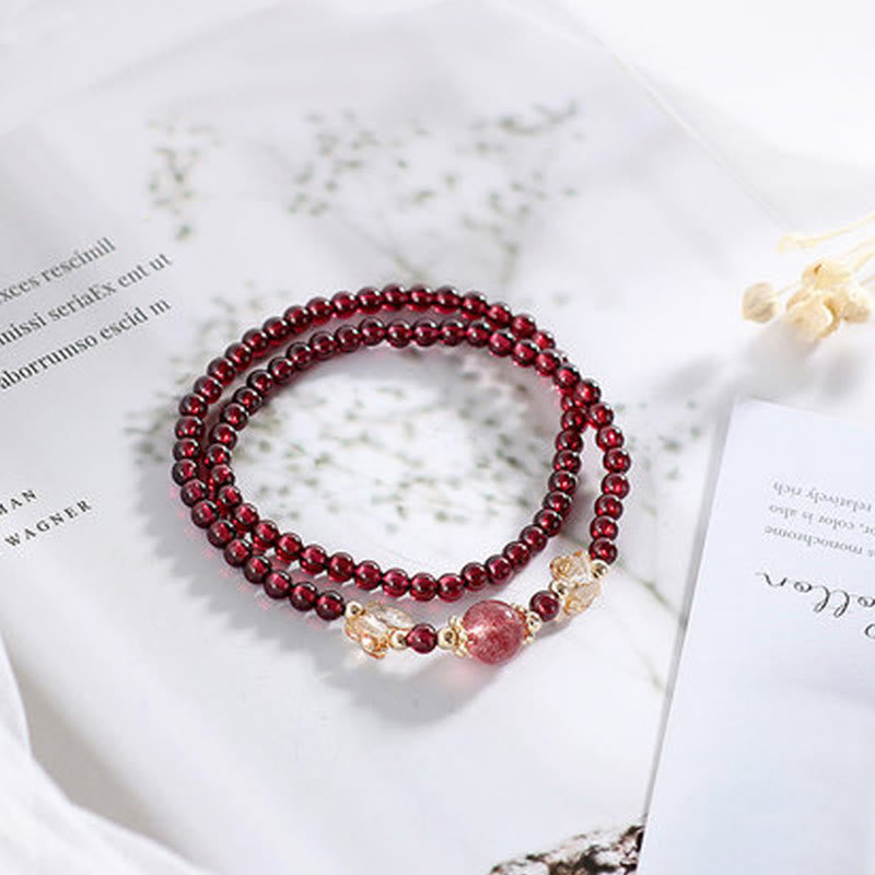 Bracciale Buddha Stones placcato oro 14K con protezione a farfalla in quarzo fragola granato naturale a doppio giro