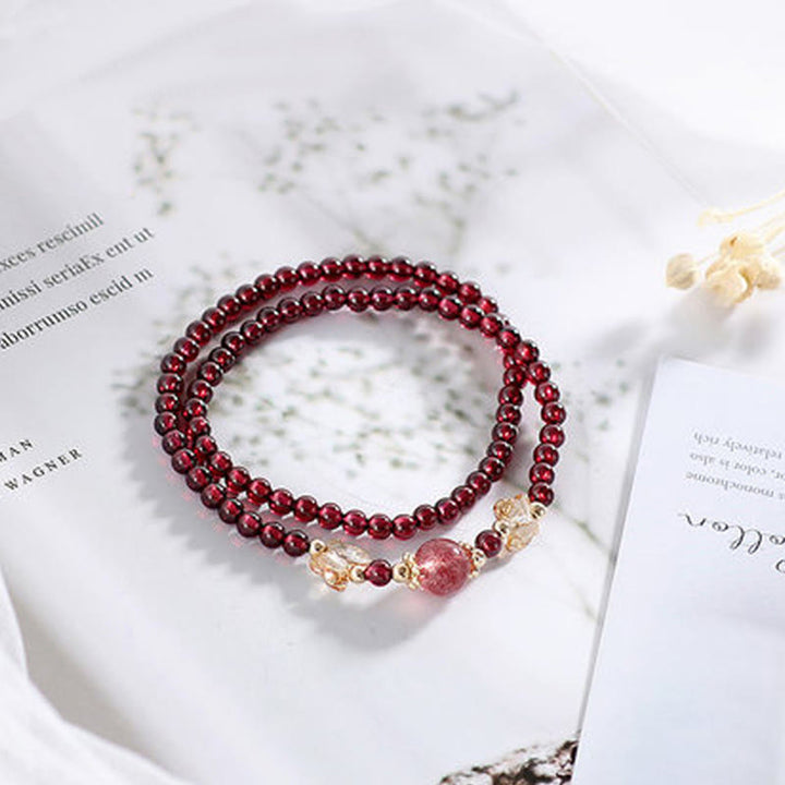 Bracciale Buddha Stones placcato oro 14K con protezione a farfalla in quarzo fragola granato naturale a doppio giro