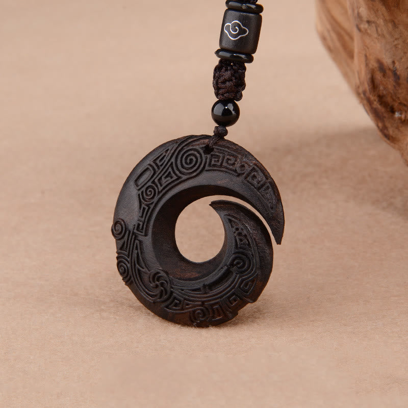 Buddha Stones Piccola foglia Sandalo rosso Legno di ebano La fortuna di una persona migliora Design Modello Protezione Collana Pendente