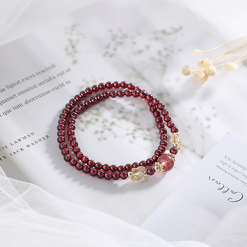 Bracciale Buddha Stones placcato oro 14K con protezione a farfalla in quarzo fragola granato naturale a doppio giro