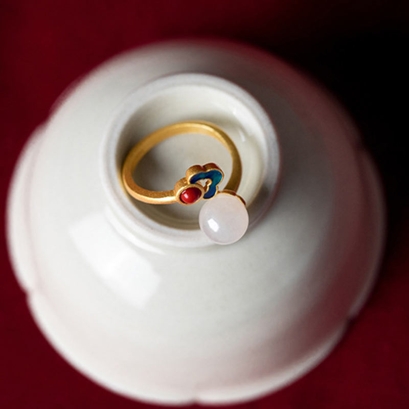 Anello di giada bianca con nuvola propizia e benedizione