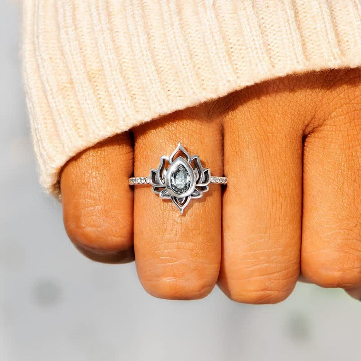 Anello di protezione con benedizione in zircone e loto in argento sterling Buddha Stones