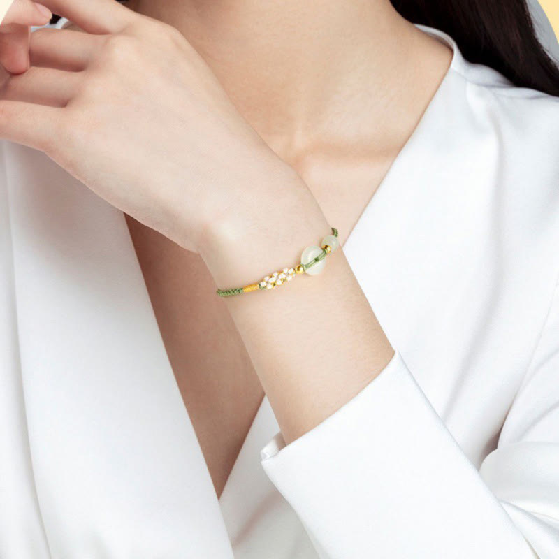 Bracciale intrecciato con Buddha Stones, giada Hetian, fibbia della pace, fortuna e fiori di pesco