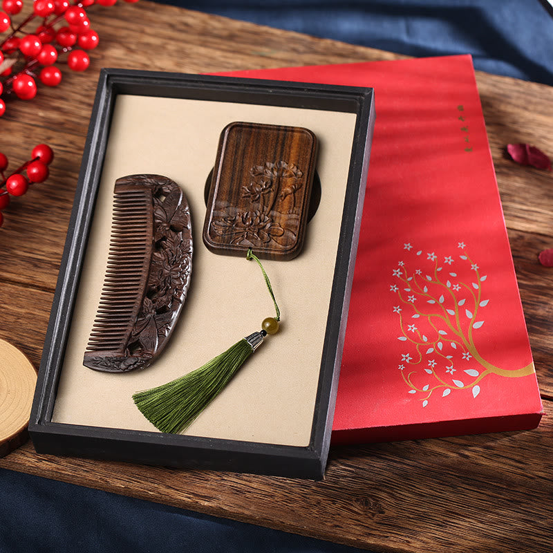 Pettine lenitivo inciso con fiore di loto, farfalla di pavone, legno di sandalo verde naturale