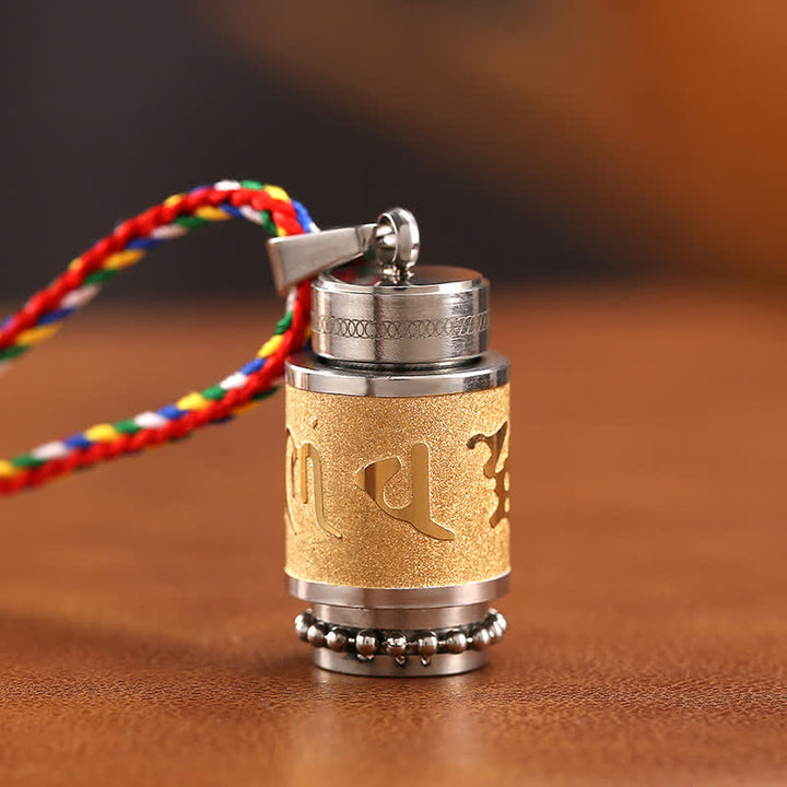 Buddha Stones Tibet Om Mani Padme Hum Shurangama Mantra Titanio Acciaio Saggezza Amuleto Collana Pendente - 1,4*2,4 cm - Oro - Spago colorato - image 19