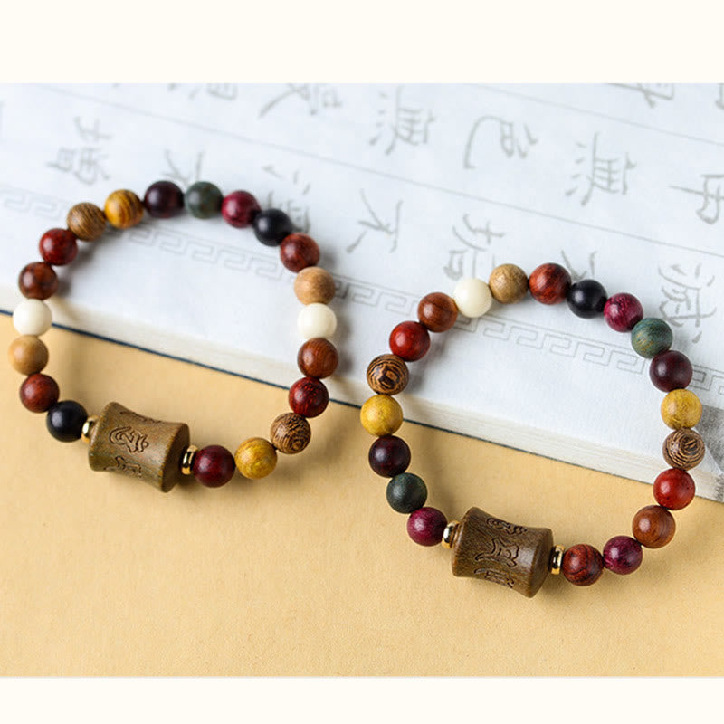 Braccialetto di protezione multicolore in legno di sandalo tibetano Om Mani Padme Hum