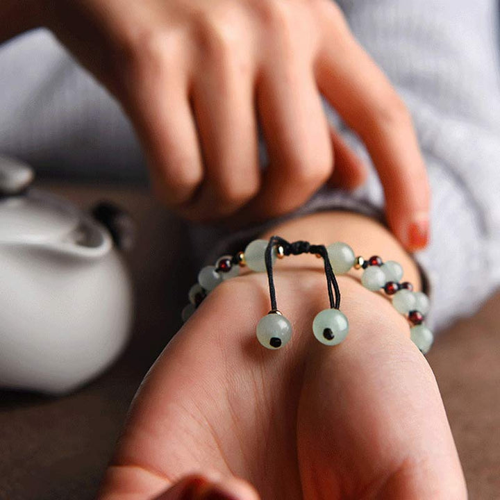 Braccialetto della fortuna con perline di fiore, petalo, avventurina verde e granato Buddha Stones