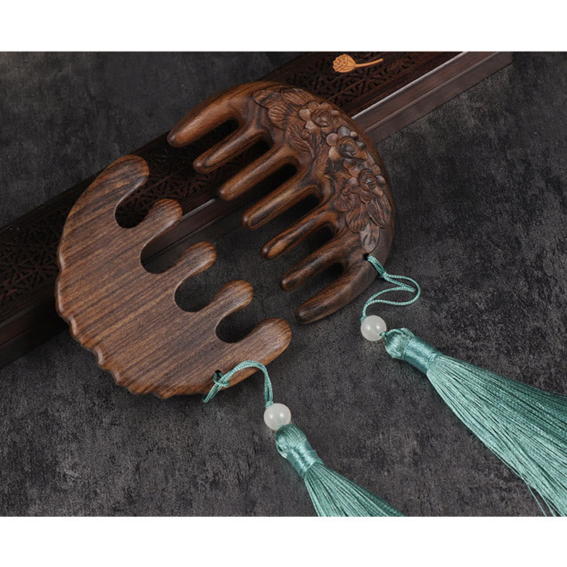 Pettine con nappa lenitiva inciso con fiori di prugna, fiori di loto e pesce koi in legno di sandalo verde