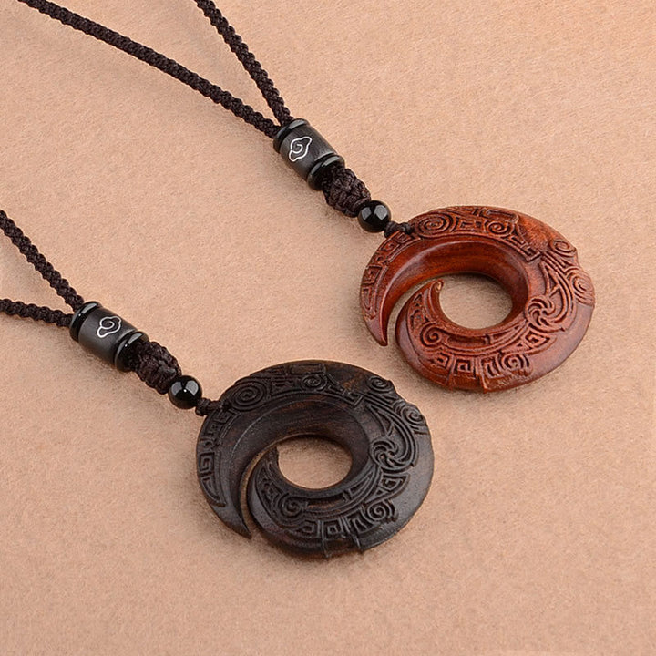 Buddha Stones Piccola foglia Sandalo rosso Legno di ebano La fortuna di una persona migliora Design Modello Protezione Collana Pendente