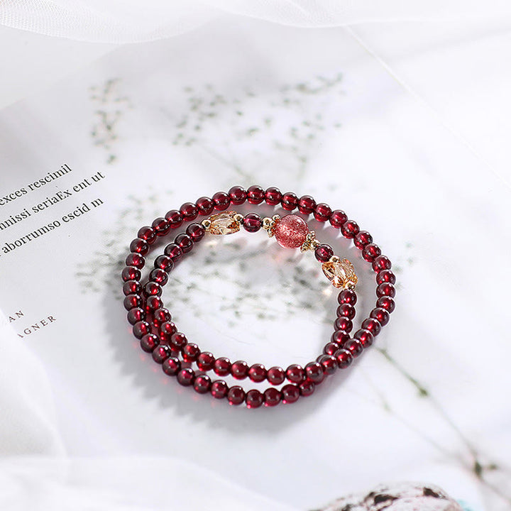Bracciale Buddha Stones placcato oro 14K con protezione a farfalla in quarzo fragola granato naturale a doppio giro