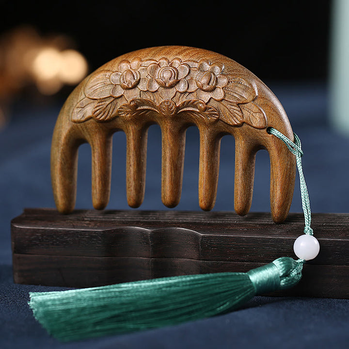 Pettine con nappa lenitiva inciso con fiori di prugna, fiori di loto e pesce koi in legno di sandalo verde