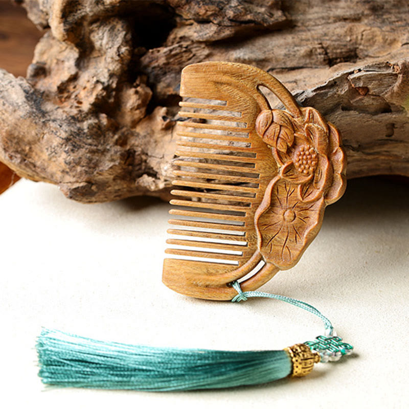 Pettine lenitivo inciso con foglia di fiore di loto in legno di sandalo verde naturale