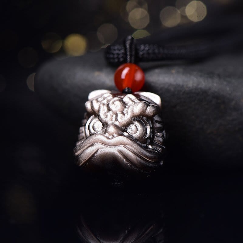 Collana con ciondolo di protezione del leone danzante in ossidiana lucida d'argento naturale Buddha Stones