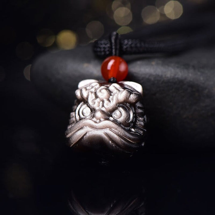Collana con ciondolo di protezione del leone danzante in ossidiana lucida d'argento naturale Buddha Stones