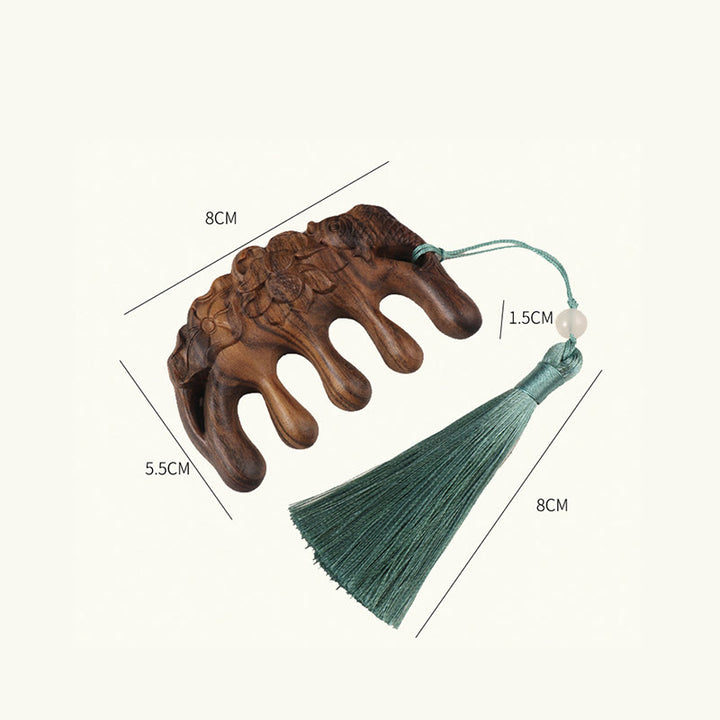 Pettine con nappa lenitiva inciso con fiori di prugna, fiori di loto e pesce koi in legno di sandalo verde