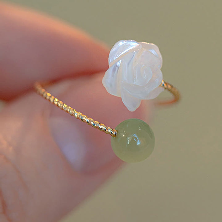 Anello di benedizione con perline di giada e fiore di rosa in pietra tridacna placcata in oro 14K Buddha Stones