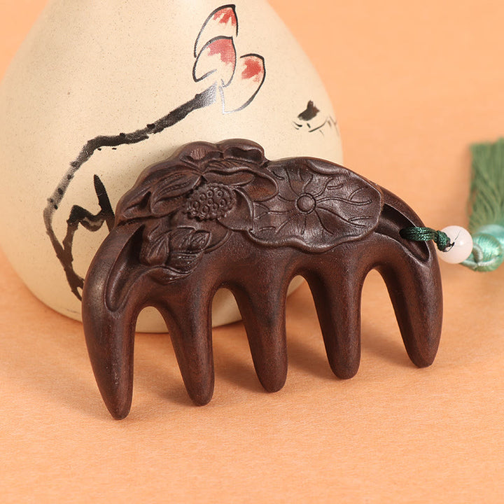 Pettine con nappa lenitiva inciso con fiori di prugna, fiori di loto e pesce koi in legno di sandalo verde