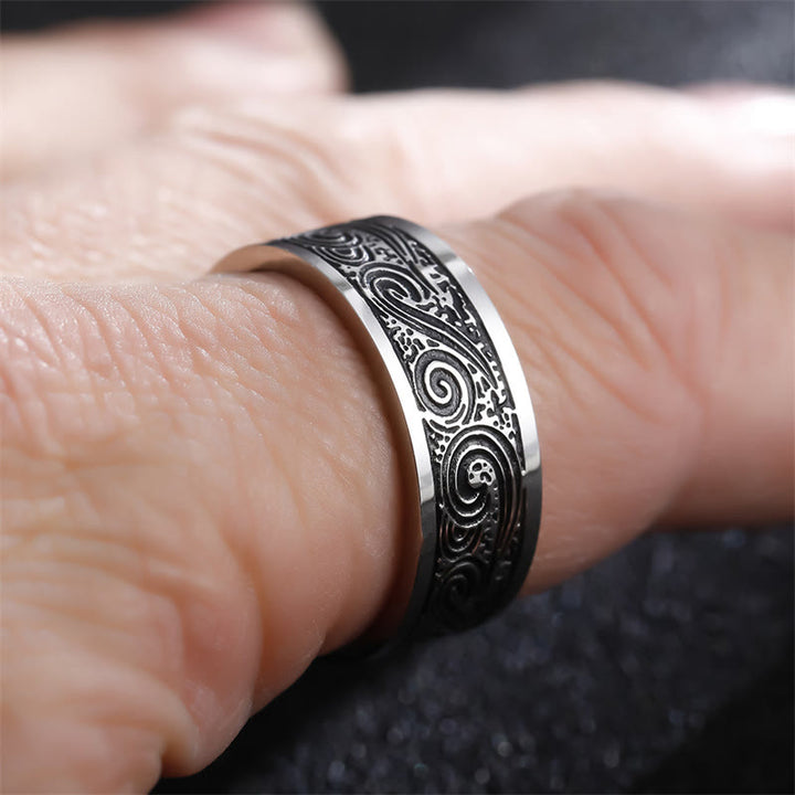 Anello in acciaio al titanio con motivo inciso a onde vintage e nuvole di buon auspicio
