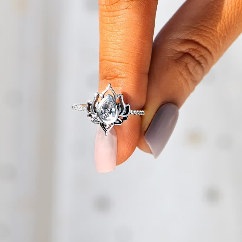Anello di protezione con benedizione in zircone e loto in argento sterling Buddha Stones