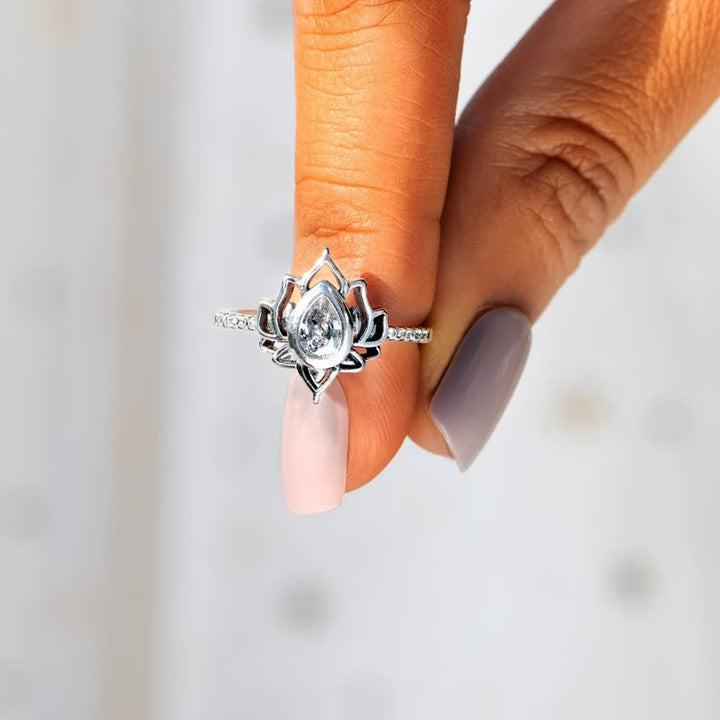 Anello di protezione con benedizione in zircone e loto in argento sterling Buddha Stones