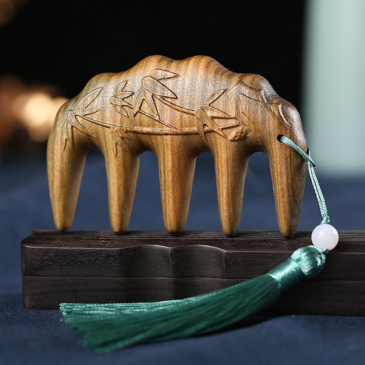 Pettine con nappa lenitiva inciso con fiori di prugna, fiori di loto e pesce koi in legno di sandalo verde