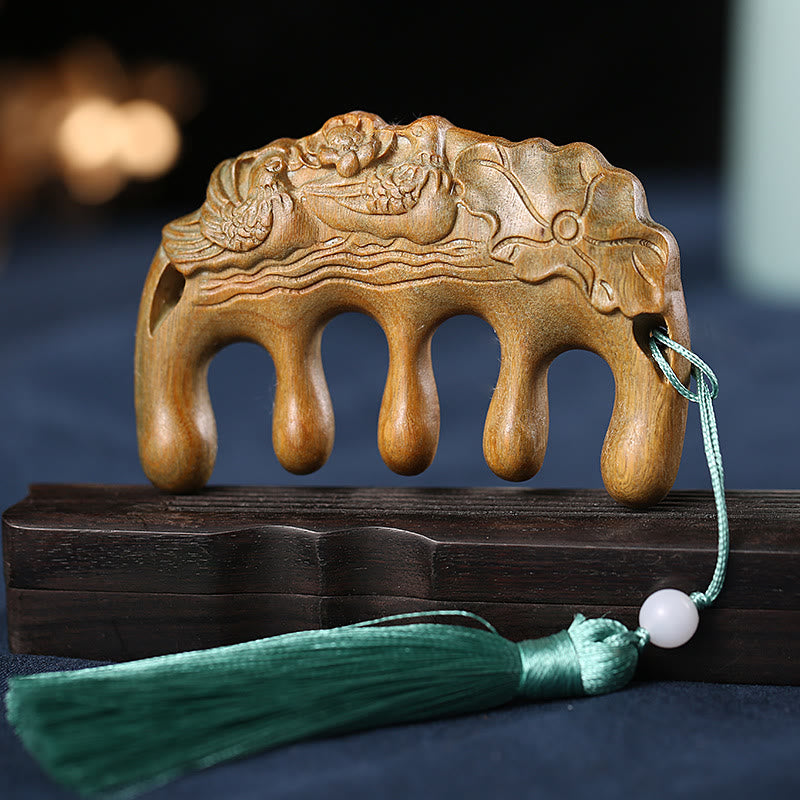 Pettine con nappa lenitiva inciso con fiori di prugna, fiori di loto e pesce koi in legno di sandalo verde