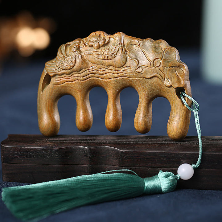 Pettine con nappa lenitiva inciso con fiori di prugna, fiori di loto e pesce koi in legno di sandalo verde
