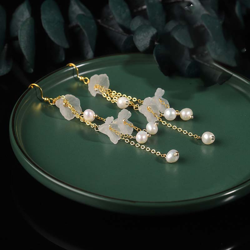 Orecchini pendenti con petali di fiori di perle e Buddha Stones