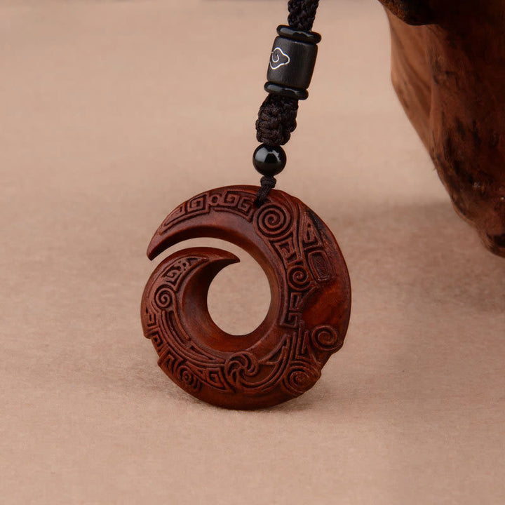 Buddha Stones Piccola foglia Sandalo rosso Legno di ebano La fortuna di una persona migliora Design Modello Protezione Collana Pendente