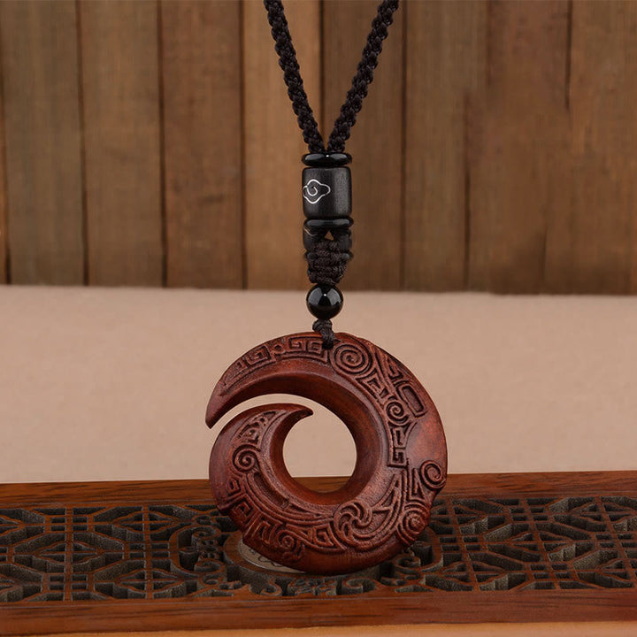 Buddha Stones Piccola foglia Sandalo rosso Legno di ebano La fortuna di una persona migliora Design Modello Protezione Collana Pendente