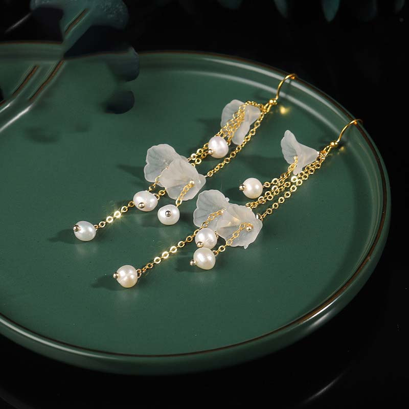 Orecchini pendenti con petali di fiori di perle e Buddha Stones